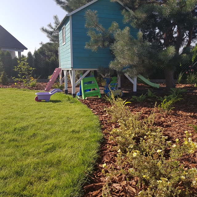 Domek dla dzieci w ogrodzie.
